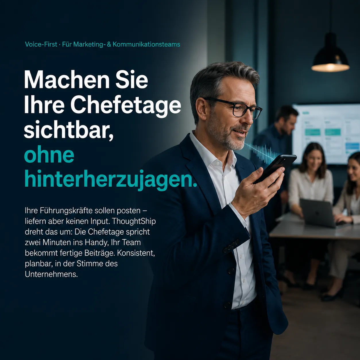 Führungskraft spricht eine Sprachnachricht ins Handy, das Marketing-Team im Hintergrund — ThoughtShip macht aus der Stimme der Chefetage fertigen Content