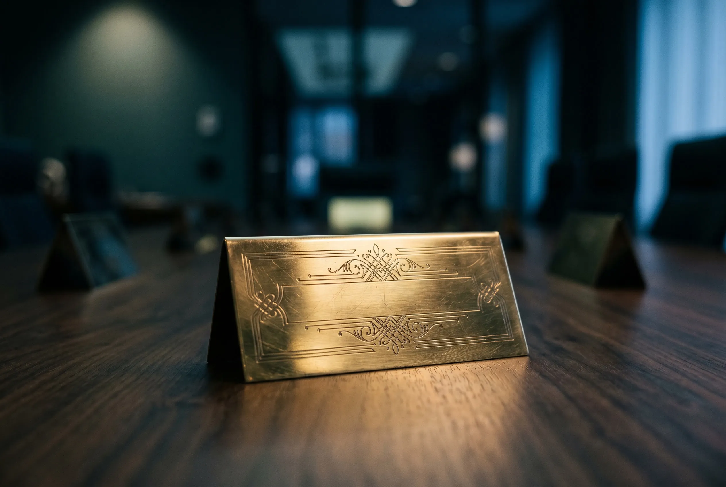 Brass Press-Placard auf Konferenztisch — ThoughtShip macht Ihr Unternehmen zum institutionellen Akteur seiner Branche